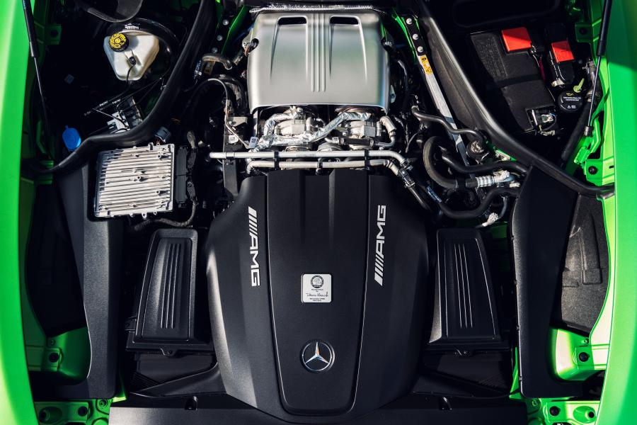Моторный отсек Mercedes-AMG GT R 2017 года  (UK) (фото 32 из 40)